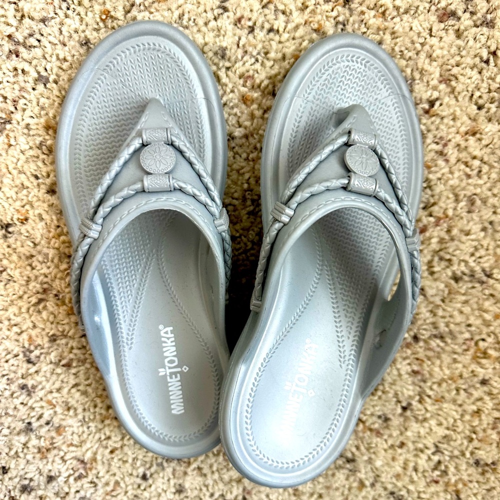 NEW! Light Weight Minnetonka Waterproof Sandals in Grey. Size 5
